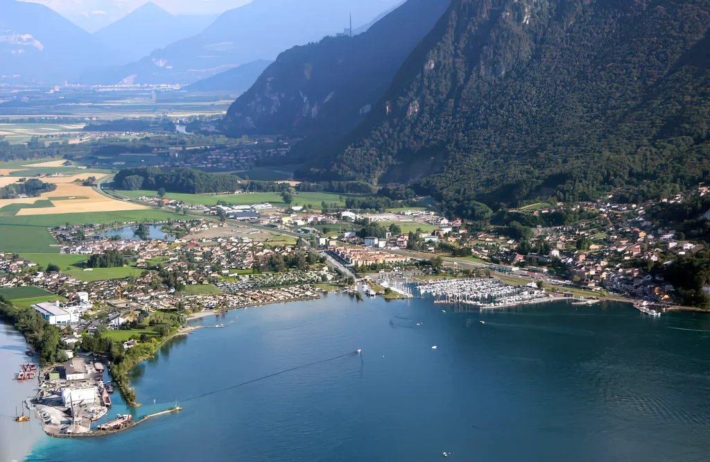 Photo aérienne de Port-Valais avec le lac au premier plan