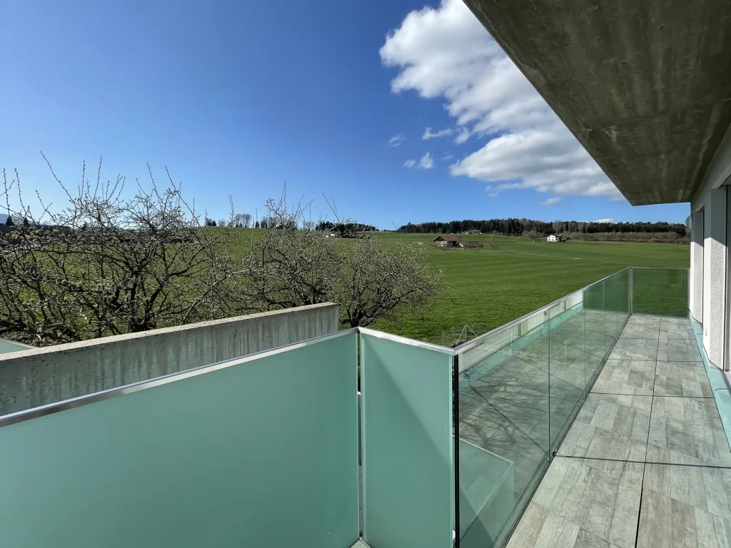 Balcon avec vue sur la campagne